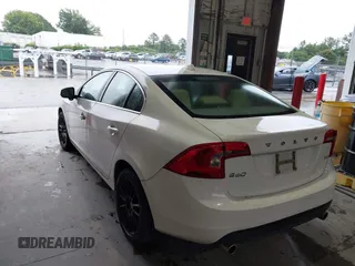 2013 Volvo S60 T5 Premier z VIN YV1612FSXD2196030, wystawiony jako IAAI lot #42316170 z przebiegiem 124 415 mil mil oraz . Historia ofert i sprzedaży dostępna na DreamBid. Obrazek 3.
