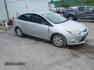 2012 Ford Focus SE z VIN 1FAHP3F27CL127751, wystawiony jako IAAI lot #42271004 z przebiegiem 167 478 mil mil oraz . Historia ofert i sprzedaży dostępna na DreamBid. Obrazek 1.