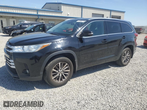 2017 Toyota Highlander XLE z VIN 5TDJZRFH8HS411635, wystawiony jako Copart lot #52080215 z przebiegiem 83 711 mil mil oraz Szkoda całkowita • Salvage title. Historia ofert i sprzedaży dostępna na DreamBid. Obrazek 1.