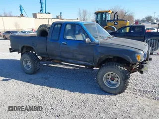 1991 Toyota Pickup z VIN JT4RN13P8M6026288, wystawiony jako IAAI lot #41768419 z przebiegiem 249 679 mil mil oraz . Historia ofert i sprzedaży dostępna na DreamBid. Obrazek 1.