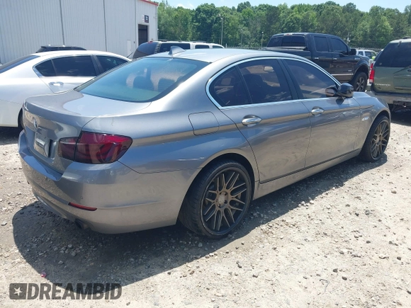 2012 BMW 5 Series 535i xDrive z VIN WBAFU7C58CDU63402, wystawiony jako IAAI lot #42317701 z przebiegiem 118 060 mil mil oraz . Historia ofert i sprzedaży dostępna na DreamBid. Obrazek 4.