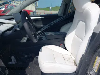 2024 Tesla Model Y Long Range z VIN 7SAYGAEE5RF074699, wystawiony jako IAAI lot #40537868 z przebiegiem Nie podano mil oraz . Historia ofert i sprzedaży dostępna na DreamBid. Obrazek 5.