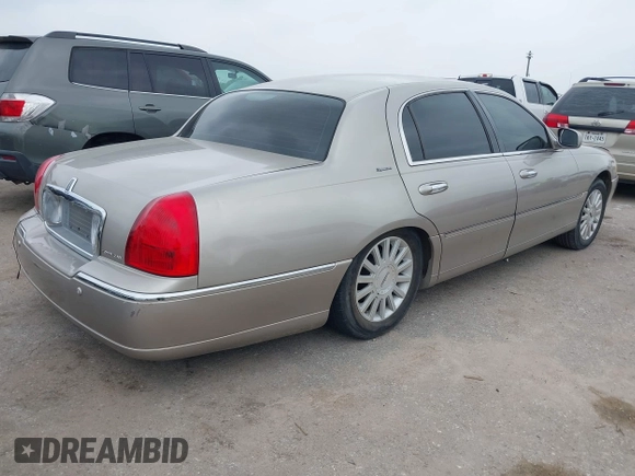 2003 Lincoln Town Car Signature z VIN 1LNHM82W83Y704682, wystawiony jako IAAI lot #41929310 z przebiegiem 242 995 mil mil oraz . Historia ofert i sprzedaży dostępna na DreamBid. Obrazek 4.