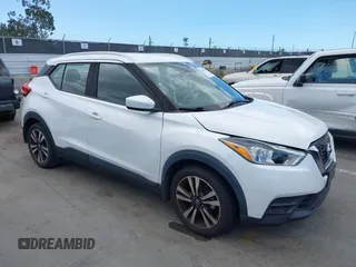2020 Nissan Kicks SV z VIN 3N1CP5CV3LL483605, wystawiony jako IAAI lot #42261522 z przebiegiem 53 381 mil mil oraz . Historia ofert i sprzedaży dostępna na DreamBid. Obrazek 1.