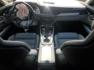 2023 Audi RS e-tron GT z VIN WAUBHBFW7P7903740, wystawiony jako Copart lot #42352535 z przebiegiem Nie podano mil oraz Szkody całkowita. Historia ofert i sprzedaży dostępna na DreamBid. Obrazek 8.