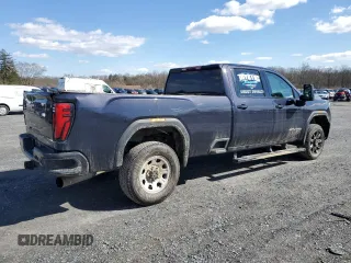 2024 GMC Sierra 3500HD AT4 z VIN 1GT49VEY3RF129184, wystawiony jako Copart lot #44953764 z przebiegiem 56 519 mil mil oraz Szkody całkowita. Historia ofert i sprzedaży dostępna na DreamBid. Obrazek 3.