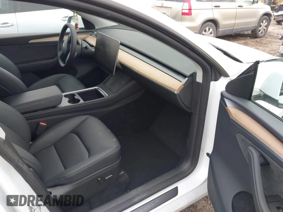 2025 Tesla Model Y Long Range z VIN 7SAYGDED9SA357876, wystawiony jako IAAI lot #41555227 z przebiegiem 1 600 mil mil oraz . Historia ofert i sprzedaży dostępna na DreamBid. Obrazek 5.