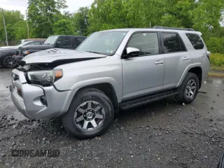 2020 Toyota 4Runner SR5 with VIN JTEBU5JR6L5820044, listed as a Copart auction lot 60499215 with 29,769 mi miles and Salvage title. Bid and sale history available at DreamBid. Image 1.