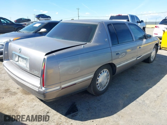 1998 Cadillac DeVille z VIN 1G6KD54Y4WU800220, wystawiony jako IAAI lot #41818035 z przebiegiem 121 555 mil mil oraz . Historia ofert i sprzedaży dostępna na DreamBid. Obrazek 4.