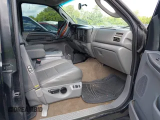 2003 Ford Excursion Special Serv z VIN 1FMNU40S23ED53961, wystawiony jako IAAI lot #42200815 z przebiegiem 232 477 mil mil oraz . Historia ofert i sprzedaży dostępna na DreamBid. Obrazek 5.