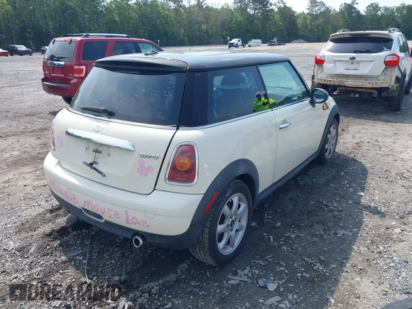 2010 MINI Hardtop z VIN WMWMF3C57ATU76526, wystawiony jako IAAI lot #42376569 z przebiegiem 111 172 mil mil oraz . Historia ofert i sprzedaży dostępna na DreamBid. Obrazek 4.