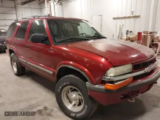 2000 Chevrolet Blazer LT with VIN 1GNDT13W1Y2358746, listed as a IAAI auction lot 41541071 with 205,532 mi miles. Bid and sale history available at carsss.com. Image 1.