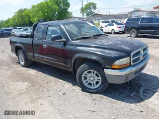 2004 Dodge Dakota SLT with VIN 1D7GL42K64S657235, listed as a IAAI auction lot 42121847 with 157,557 mi miles. Bid and sale history available at carsss.com. Image 1.