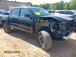 2021 Toyota Tacoma SR z VIN 3TMCZ5AN3MM423247, wystawiony jako IAAI lot #42031290 z przebiegiem 27 913 mil mil oraz . Historia ofert i sprzedaży dostępna na DreamBid. Obrazek 1.