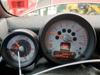 2014 MINI Convertible S z VIN WMWZP3C5XET706388, wystawiony jako Copart lot #51065435 z przebiegiem 122 379 mil mil oraz Szkoda całkowita • Salvage title. Historia ofert i sprzedaży dostępna na DreamBid. Obrazek 9.