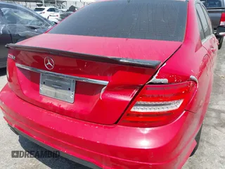 2013 Mercedes-Benz C 250 Sport z VIN WDDGF4HB9DR244988, wystawiony jako IAAI lot #42386935 z przebiegiem 95 380 mil mil oraz . Historia ofert i sprzedaży dostępna na DreamBid. Obrazek 6.