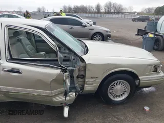 1997 Lincoln Town Car Signature z VIN 1LNLM82W8VY759792, wystawiony jako IAAI lot #41730026 z przebiegiem 60 198 mil mil oraz . Historia ofert i sprzedaży dostępna na DreamBid. Obrazek 17.