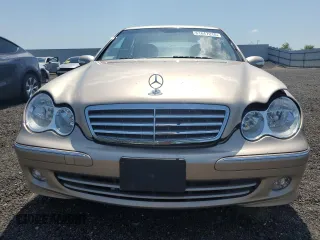 2005 Mercedes-Benz C 240 с VIN WDBRF61J65F607930, выставлен на аукционе Copart как лот 61647215 с пробегом 81 649 миль миль и Списание • Salvage title. История ставок и продаж доступна на DreamBid. Изображение 5.