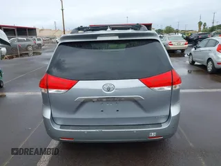 2012 Toyota Sienna XLE AAS z VIN 5TDYK3DC1CS192310, wystawiony jako IAAI lot #41379303 z przebiegiem 119 524 mil mil oraz . Historia ofert i sprzedaży dostępna na DreamBid. Obrazek 16.