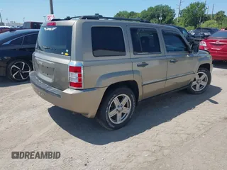 2008 Jeep Patriot Sport with VIN 1J8FT28W18D636073, listed as a IAAI auction lot 42030817 with 103,122 mi miles. Bid and sale history available at carsss.com. Image 4.