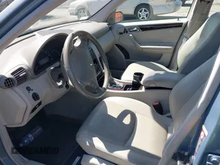 2004 Mercedes-Benz C 320 z VIN WDBRF64J34F501106, wystawiony jako IAAI lot #42313795 z przebiegiem 81 476 mil mil oraz . Historia ofert i sprzedaży dostępna na DreamBid. Obrazek 5.