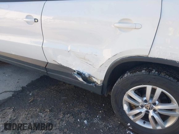 2013 Volkswagen Tiguan SE z VIN WVGBV3AX3DW608410, wystawiony jako IAAI lot #41397876 z przebiegiem 119 867 mil mil oraz . Historia ofert i sprzedaży dostępna na DreamBid. Obrazek 6.