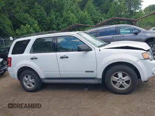 2008 Ford Escape XLT z VIN 1FMCU03108KC68967, wystawiony jako IAAI lot #42602224 z przebiegiem 105 580 mil mil oraz . Historia ofert i sprzedaży dostępna na DreamBid. Obrazek 12.