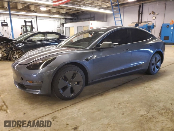 2022 Tesla Model 3 z VIN 5YJ3E1EAXNF313989, wystawiony jako Copart lot #88564835 z przebiegiem 35 407 mil mil oraz Szkoda całkowita • Salvage title. Historia ofert i sprzedaży dostępna na DreamBid. Obrazek 1.
