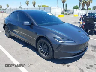 2024 Tesla Model 3 z VIN 5YJ3E1EA4RF721281, wystawiony jako IAAI lot #42238541 z przebiegiem 28 679 mil mil oraz . Historia ofert i sprzedaży dostępna na DreamBid. Obrazek 1.