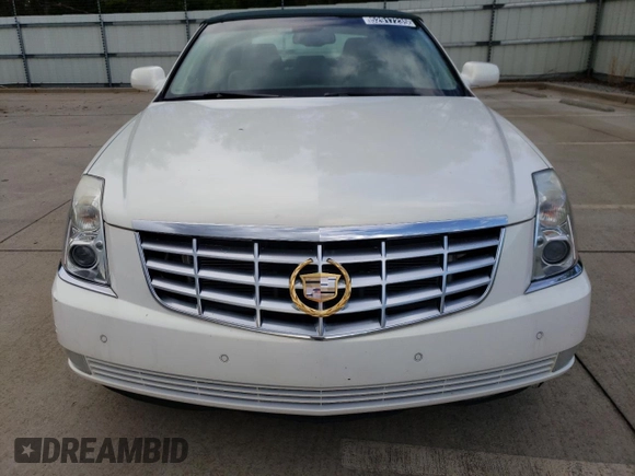 2006 Cadillac DTS 1SD z VIN 1G6KD57Y86U146074, wystawiony jako Copart lot #52917235 z przebiegiem 133 956 mil mil oraz Tytuł czysty. Historia ofert i sprzedaży dostępna na DreamBid. Obrazek 5.