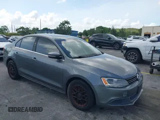 2013 Volkswagen Jetta SE z VIN 3VWDP7AJ1DM280251, wystawiony jako IAAI lot #42391472 z przebiegiem 98 788 mil mil oraz . Historia ofert i sprzedaży dostępna na DreamBid. Obrazek 1.
