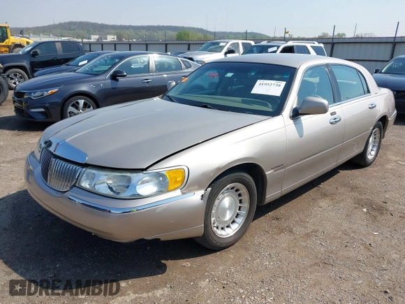 2002 Lincoln Town Car Executive z VIN 1LNHM81W12Y620302, wystawiony jako IAAI lot #41952738 z przebiegiem 83 062 mil mil oraz . Historia ofert i sprzedaży dostępna na DreamBid. Obrazek 17.