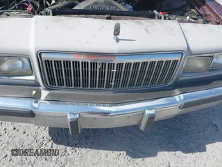1990 Mercury Grand Marquis z VIN 2MECM74F9LX614526, wystawiony jako IAAI lot #42068697 z przebiegiem 4875 mil mil oraz . Historia ofert i sprzedaży dostępna na DreamBid. Obrazek 6.