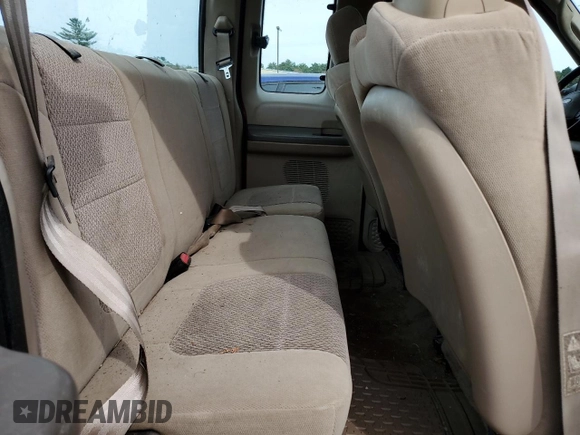 2003 Ford F-250 XL z VIN 1FTNX21L03ED48913, wystawiony jako Copart lot #54708035 z przebiegiem 172 963 mil mil oraz Czysty tytuł • Clean title. Historia ofert i sprzedaży dostępna na DreamBid. Obrazek 10.