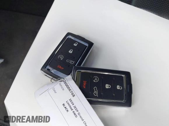 2024 Jeep Grand Cherokee Limited z VIN 1C4RJHBG6RC697148, wystawiony jako IAAI lot #41902772 z przebiegiem 8 082 mil mil oraz . Historia ofert i sprzedaży dostępna na DreamBid. Obrazek 11.