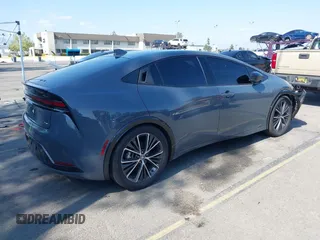 2023 Toyota Prius LE z VIN JTDADABU6P3001399, wystawiony jako IAAI lot #42137395 z przebiegiem 37 716 mil mil oraz . Historia ofert i sprzedaży dostępna na DreamBid. Obrazek 4.