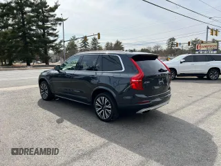 2021 Volvo XC90 Momentum z VIN YV4A22PK4M1675848, wystawiony jako Copart lot #49580865 z przebiegiem 138 201 mil mil oraz Czysty tytuł • Clean title. Historia ofert i sprzedaży dostępna na DreamBid. Obrazek 3.