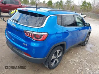 2017 Jeep Compass Latitude z VIN 3C4NJCBB4HT668787, wystawiony jako IAAI lot #41341341 z przebiegiem 86 026 mil mil oraz . Historia ofert i sprzedaży dostępna na DreamBid. Obrazek 4.