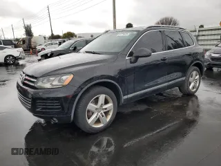 2014 Volkswagen Touareg Lux z VIN WVGEF9BP8ED011360, wystawiony jako Copart lot #51774435 z przebiegiem 101 215 mil mil oraz Szkody całkowita. Historia ofert i sprzedaży dostępna na DreamBid. Obrazek 1.