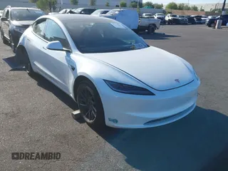 2025 Tesla Model 3 Long Range z VIN 5YJ3E1EA7SF984435, wystawiony jako IAAI lot #42379461 z przebiegiem 2 419 mil mil oraz . Historia ofert i sprzedaży dostępna na DreamBid. Obrazek 1.