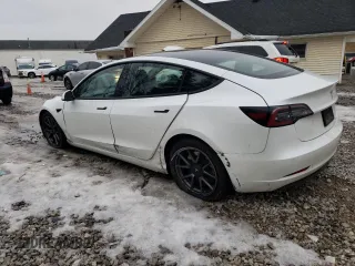 2022 Tesla Model 3 z VIN 5YJ3E1EAXNF118748, wystawiony jako Copart lot #43690075 z przebiegiem 52 494 mil mil oraz Szkoda całkowita • Salvage title. Historia ofert i sprzedaży dostępna na DreamBid. Obrazek 2.