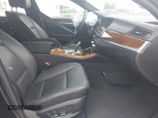 2013 BMW 5 Series 528i xDrive z VIN WBAXH5C57DD111765, wystawiony jako IAAI lot #42293035 z przebiegiem 118 786 mil mil oraz . Historia ofert i sprzedaży dostępna na DreamBid. Obrazek 5.