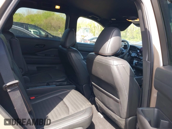 2023 Nissan Pathfinder SV z VIN 5N1DR3BD8PC223755, wystawiony jako IAAI lot #42077555 z przebiegiem 73 381 mil mil oraz . Historia ofert i sprzedaży dostępna na DreamBid. Obrazek 8.