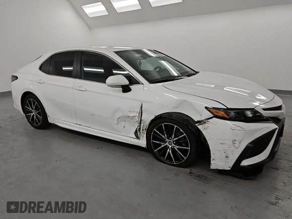2022 Toyota Camry SE z VIN 4T1G11AKXNU630931, wystawiony jako Copart lot #82355254 z przebiegiem 34 943 mil mil oraz Czysty tytuł • Clean title. Historia ofert i sprzedaży dostępna na DreamBid. Obrazek 4.