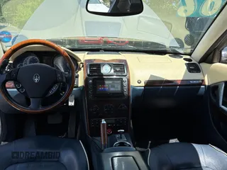 2006 Maserati Quattroporte z VIN ZAMCE39A960021168, wystawiony jako Copart lot #56921785 z przebiegiem 54 505 mil mil oraz Tytuł czysty. Historia ofert i sprzedaży dostępna na DreamBid. Obrazek 9.