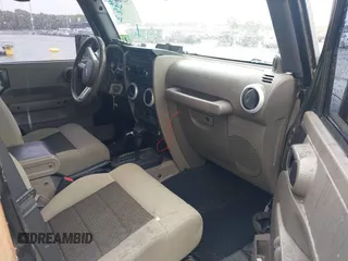 2010 Jeep Wrangler Sahara z VIN 1J4AA5D19AL133321, wystawiony jako IAAI lot #42369872 z przebiegiem 66 930 mil mil oraz . Historia ofert i sprzedaży dostępna na DreamBid. Obrazek 5.