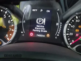 2020 Jeep Renegade Altitude z VIN ZACNJABB0LPL55950, wystawiony jako IAAI lot #42222826 z przebiegiem 74 022 mil mil oraz . Historia ofert i sprzedaży dostępna na DreamBid. Obrazek 16.
