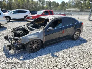 2011 Chrysler 200 Touring z VIN 1C3BC1FB4BN576330, wystawiony jako Copart lot #50592145 z przebiegiem Nie podano mil oraz Nie do naprawy • Non repairable. Historia ofert i sprzedaży dostępna na DreamBid. Obrazek 1.