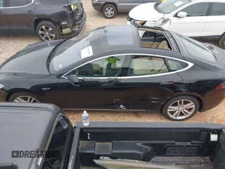 2014 Tesla Model S 60 z VIN 5YJSA1H10EFP34137, wystawiony jako IAAI lot #42311565 z przebiegiem Nie podano mil oraz . Historia ofert i sprzedaży dostępna na DreamBid. Obrazek 13.