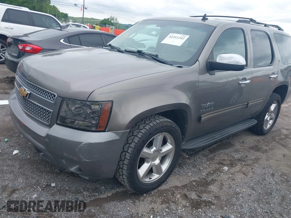 2012 Chevrolet Tahoe LT z VIN 1GNSCBE08CR136971, wystawiony jako IAAI lot #42211242 z przebiegiem 214 910 mil mil oraz . Historia ofert i sprzedaży dostępna na DreamBid. Obrazek 17.